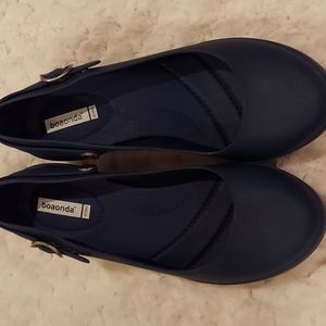 Size 7 brand new navy blue boaonda dress shoes.  In between a flat and a heel.